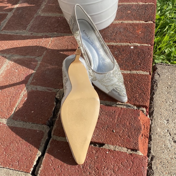Karen Scott used formal shoes. 👠 - Picture 3 of 12